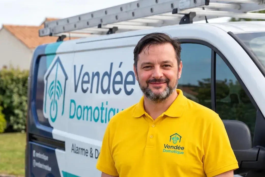 Arnauld, en polo Vendée Domotique, devant son camion d'intervention
