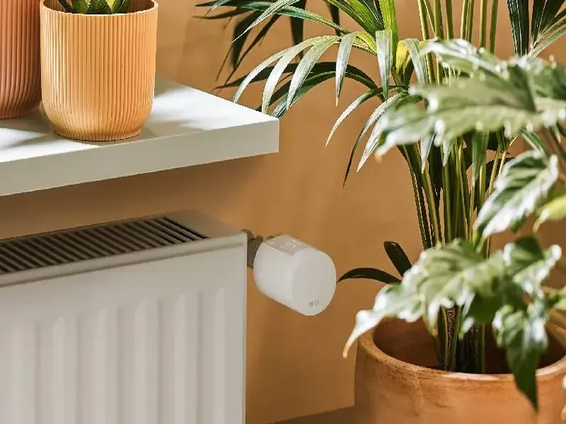 Tête de radiateur Smart TRV de Delta Dore posée sur un radiateur