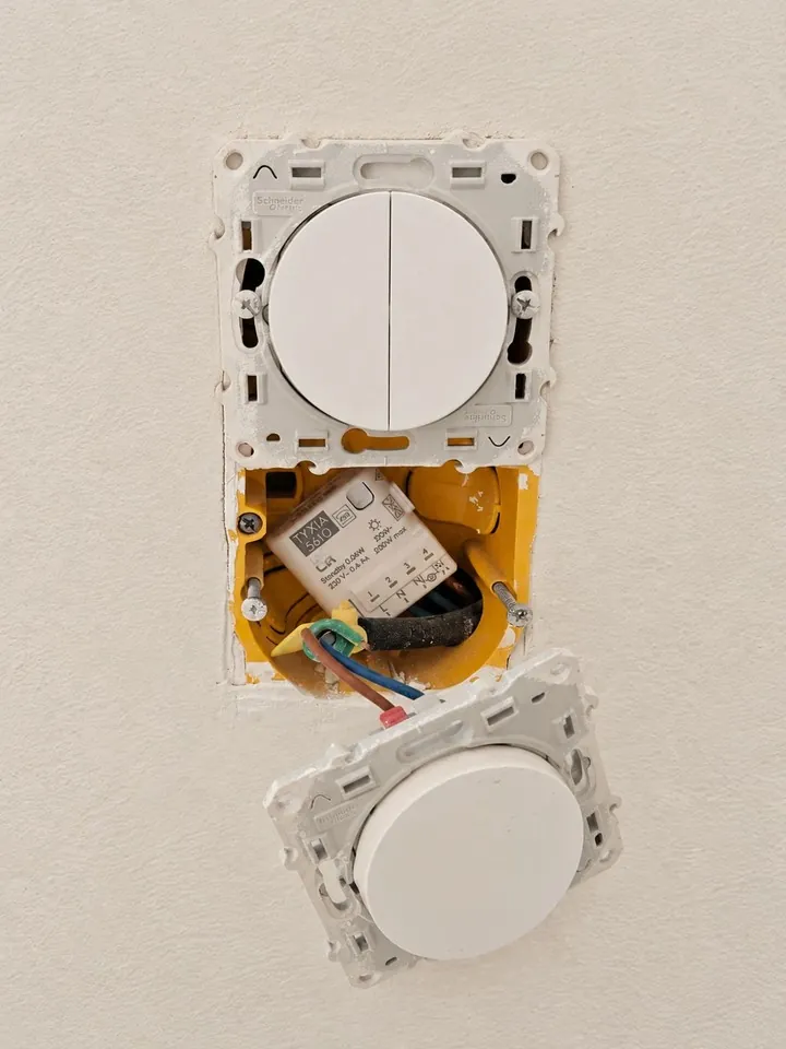 Interrupteur ouvert : le récepteur radio Tyxia est posé dans la boîte d'encastrement